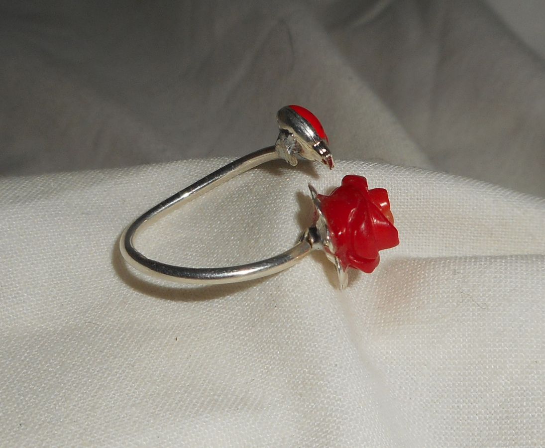 Bague originale en argent 925 avec rose en corail et coccinelle rouge en émail