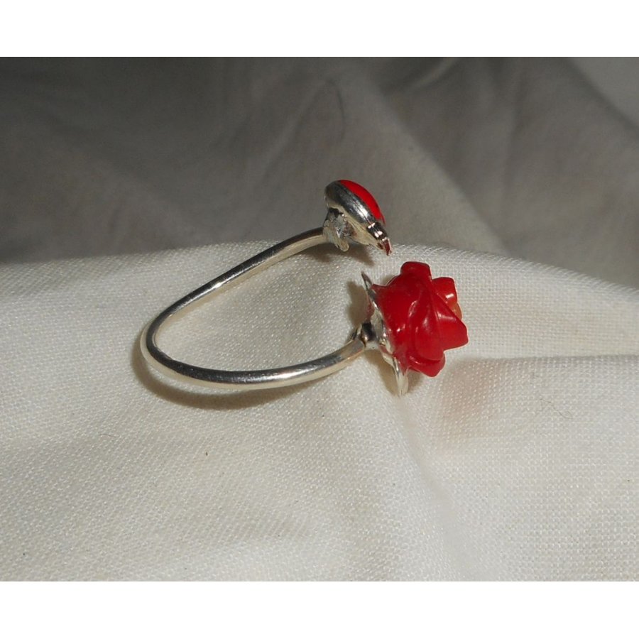 Bague originale en argent 925 avec rose en corail et coccinelle rouge en émail