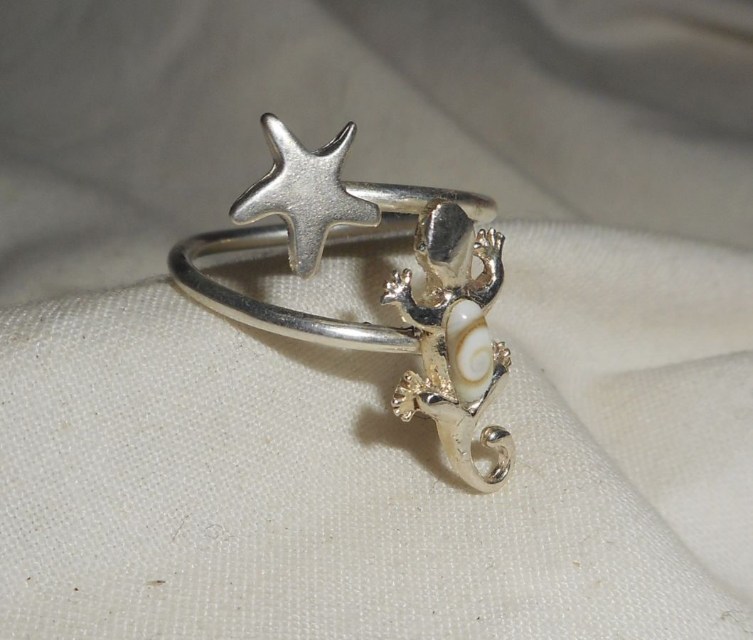 Bague originale en argent 925 avec étoile de mer en argent et gecko en oeil de Ste Lucie blanc