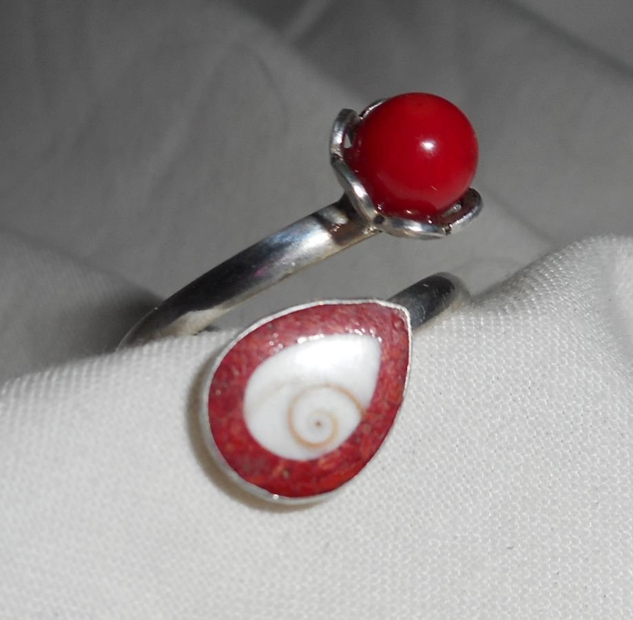 Bague originale en argent 925 avec gorgone rouge et oeil de Ste Lucie