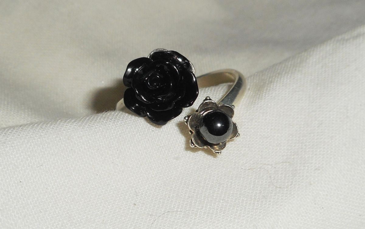 Bague originale en argent 925 avec rose noire et pierres ronde en hématite grise 