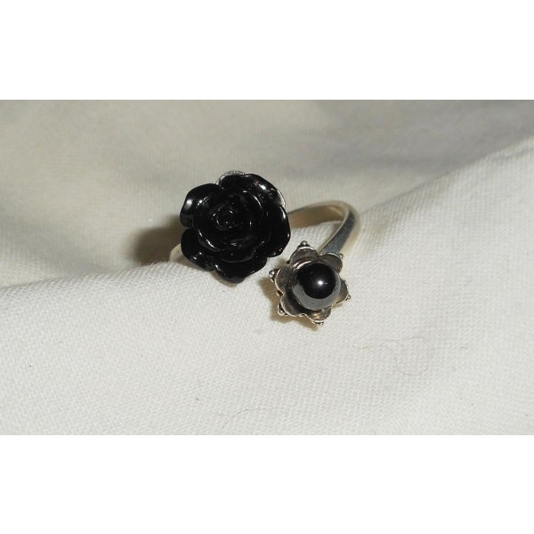 Bague originale en argent 925 avec rose noire et pierres ronde en hématite grise 