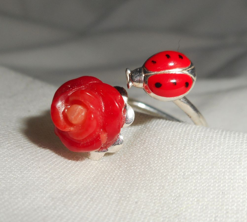 Bague originale en argent 925 avec rose en corail et coccinelle rouge en émail