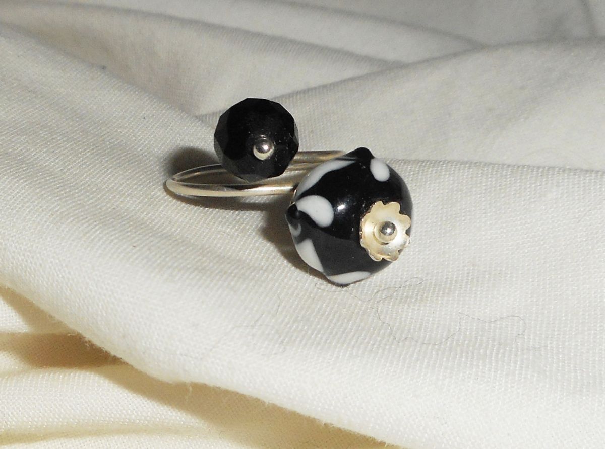 Bague originale en argent 925 avec  perle lampwork et cristal noir