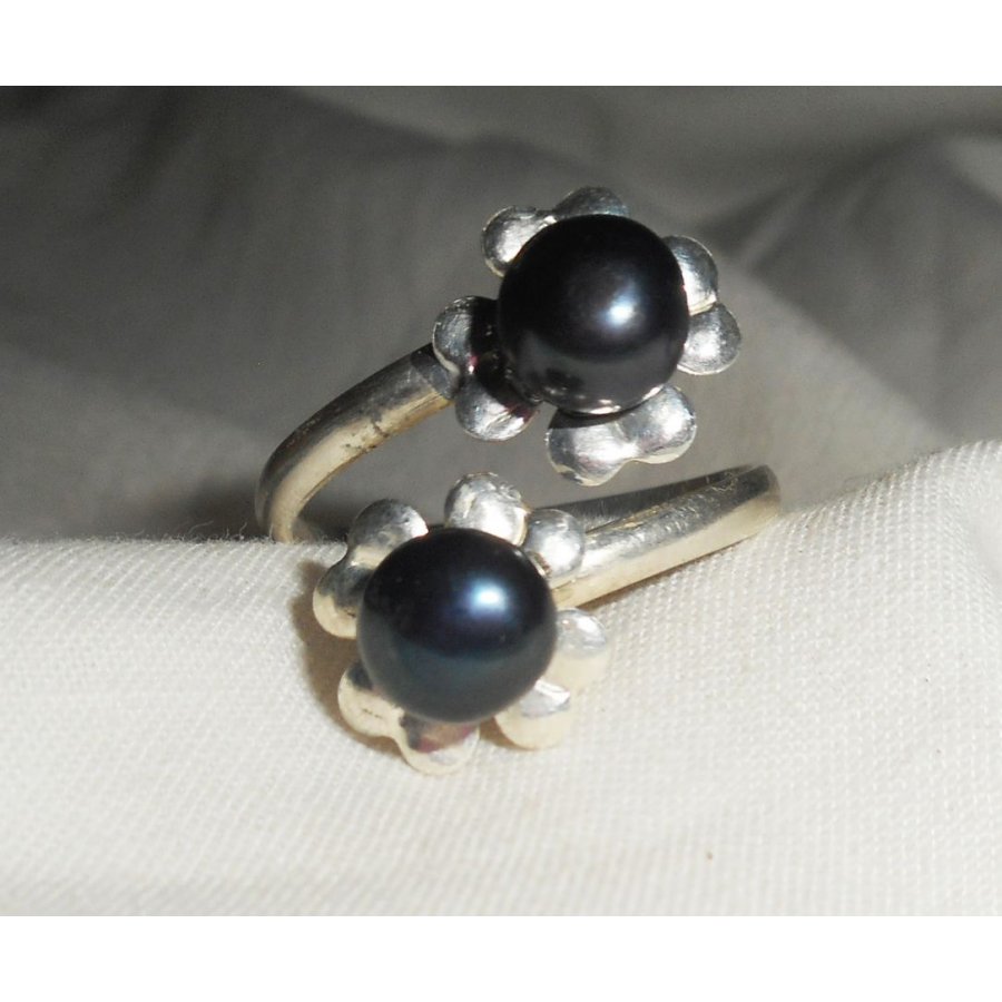 Bague originale en argent 925 avec fleur et perle de culture noire