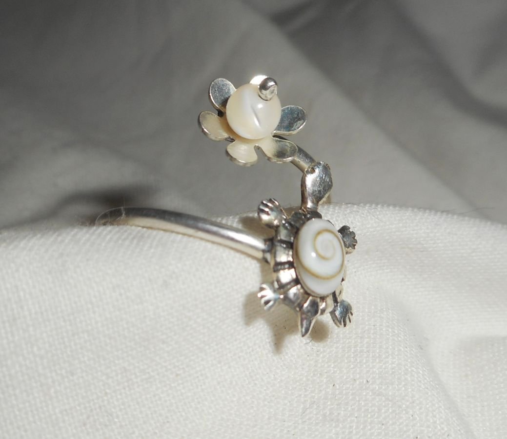 Bague originale en argent 925 avec tortue en oeil de Ste Lucie blanc et perle de nacre