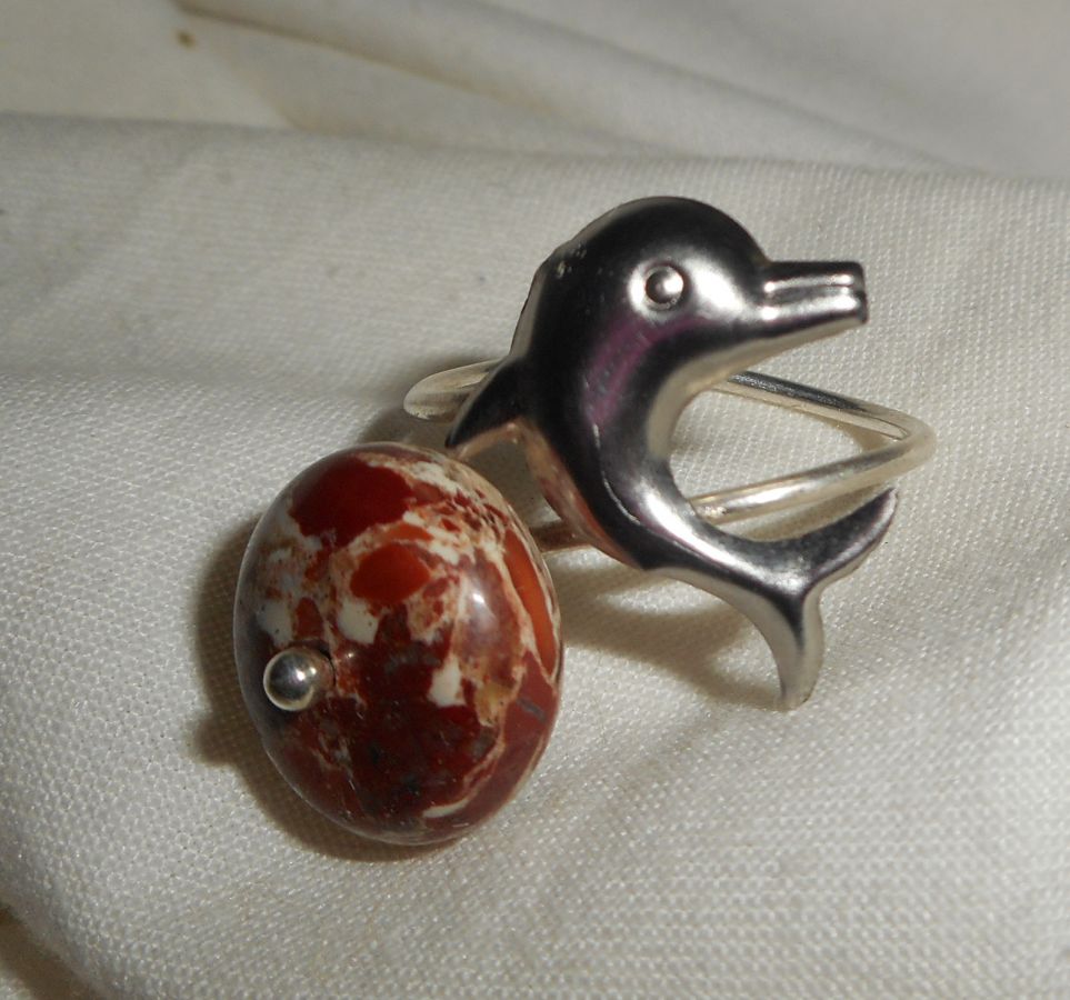 Bague originale en argent 925 avec pierre de jaspe et dauphin