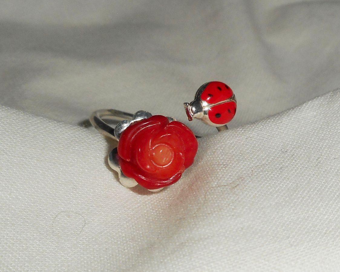 Bague originale en argent 925 avec rose en corail et coccinelle rouge en émail