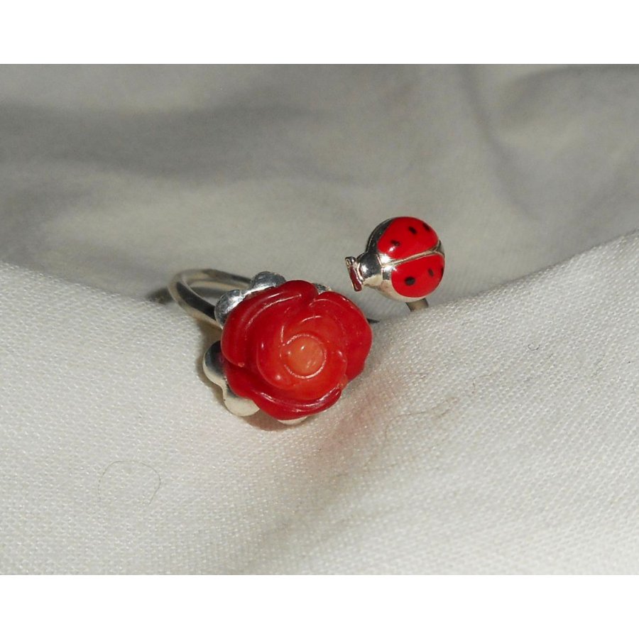 Bague originale en argent 925 avec rose en corail et coccinelle rouge en émail