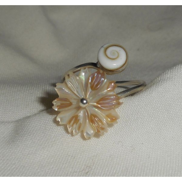 Bague originale en argent 925 avec marguerite en nacre et oeil de Ste Lucie