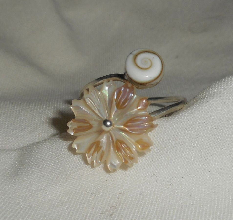 Bague originale en argent 925 avec marguerite en nacre et oeil de Ste Lucie