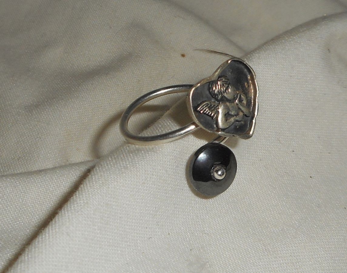 Bague originale en argent 925 avec ange dans coeur et pierre en hématite