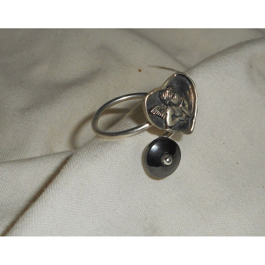 Bague originale en argent 925 avec ange dans coeur et pierre en hématite