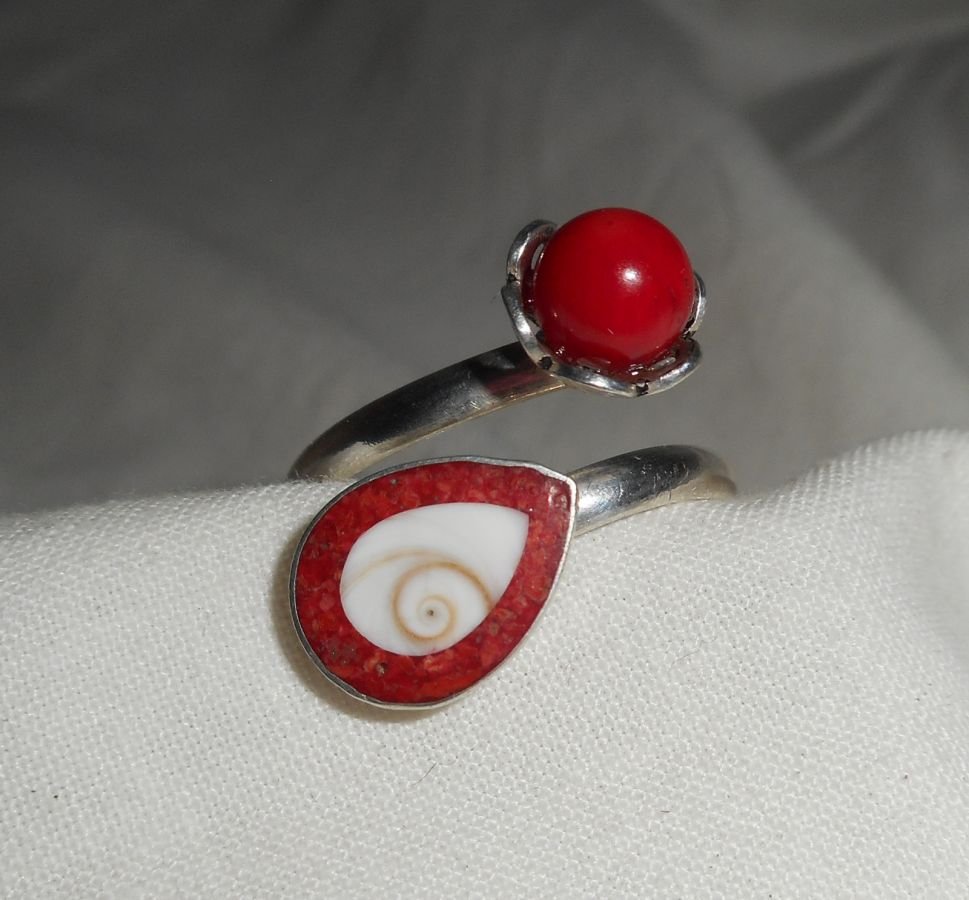 Bague originale en argent 925 avec gorgone rouge et oeil de Ste Lucie