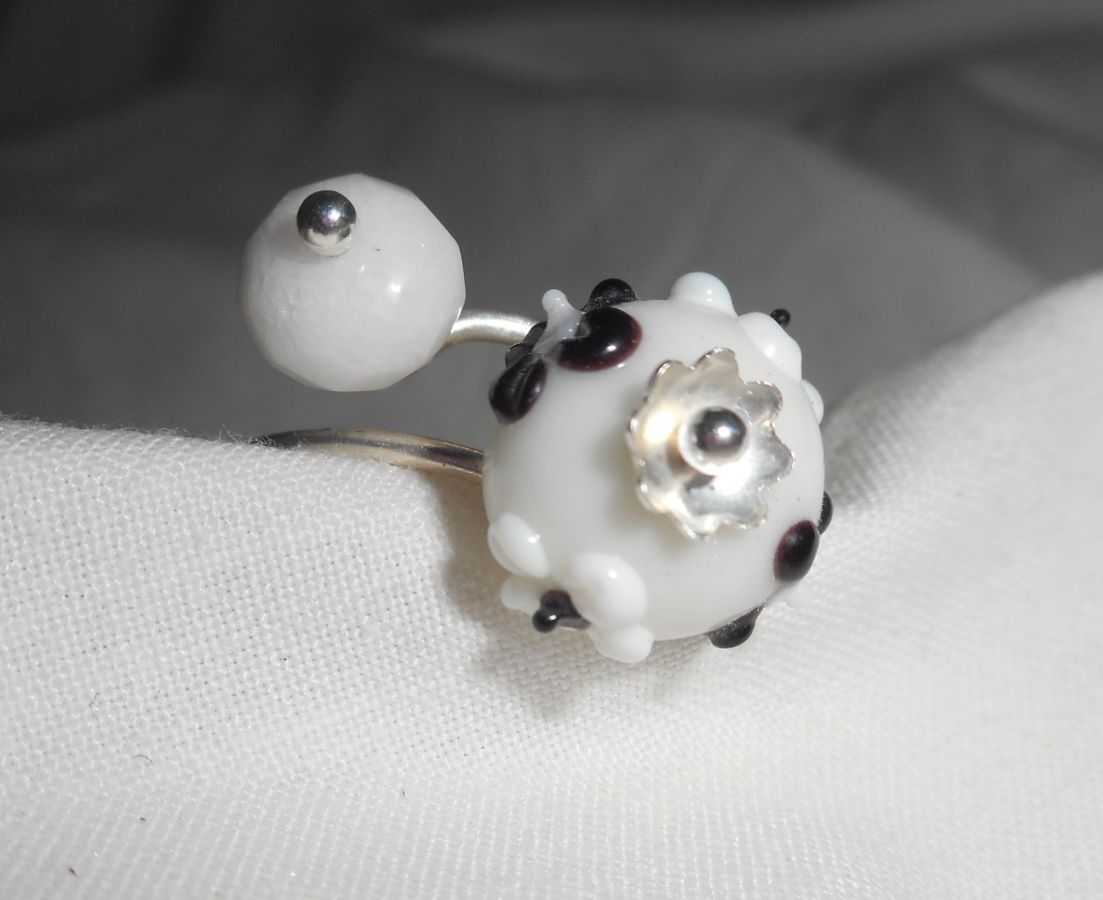 Bague originale en argent 925 avec pierre de jade blanc et perle lampwork