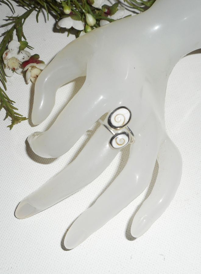 Bague originale en argent 925 avec double cabochons en oeil de Ste Lucie blanc