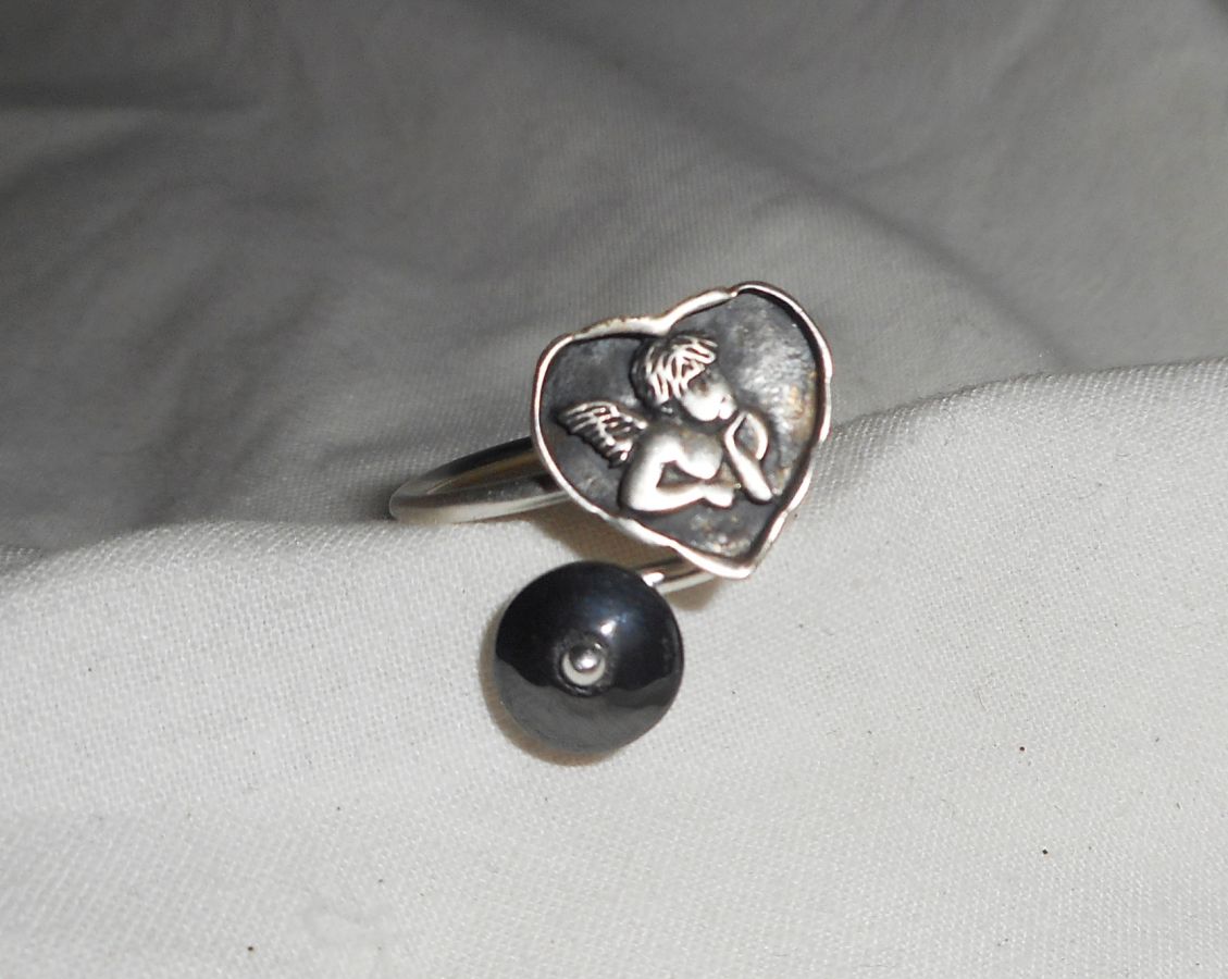 Bague originale en argent 925 avec ange dans coeur et pierre en hématite