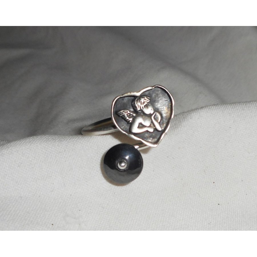 Bague originale en argent 925 avec ange dans coeur et pierre en hématite