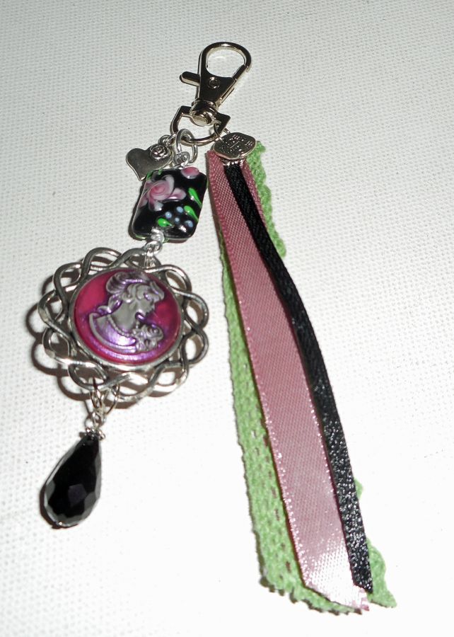 Bijoux de sac/porte clefs perle fleurie en verre et camé avec rubans