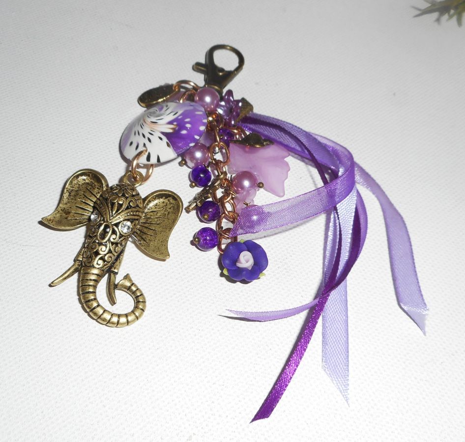 Bijoux de sac/porte clefs éléphant avec perles en argile,verre et rubans mauves