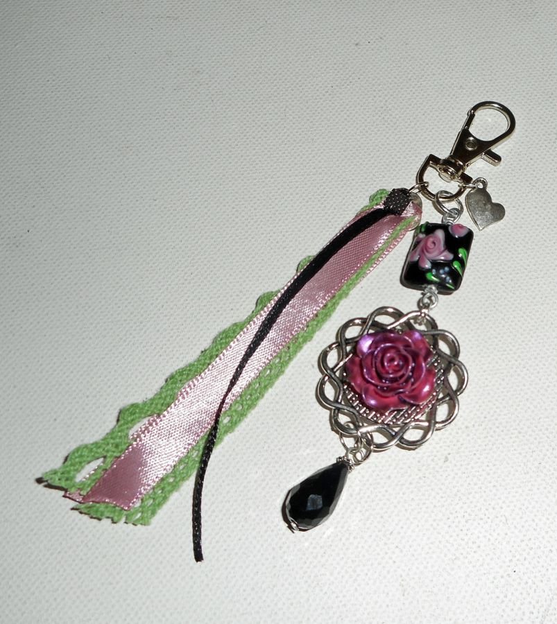 Bijoux de sac/porte clefs perle fleurie en verre et camé avec rubans