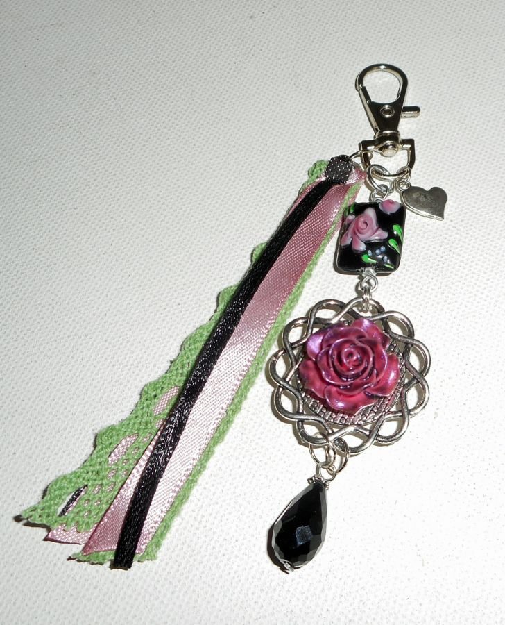 Bijoux de sac/porte clefs perle fleurie en verre et camé avec rubans