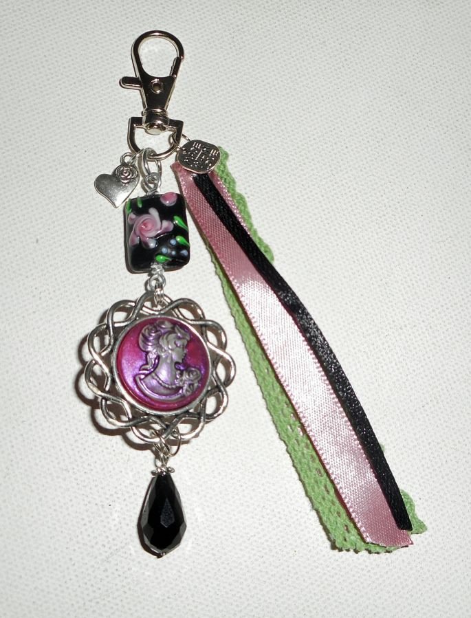 Bijoux de sac/porte clefs perle fleurie en verre et camé avec rubans