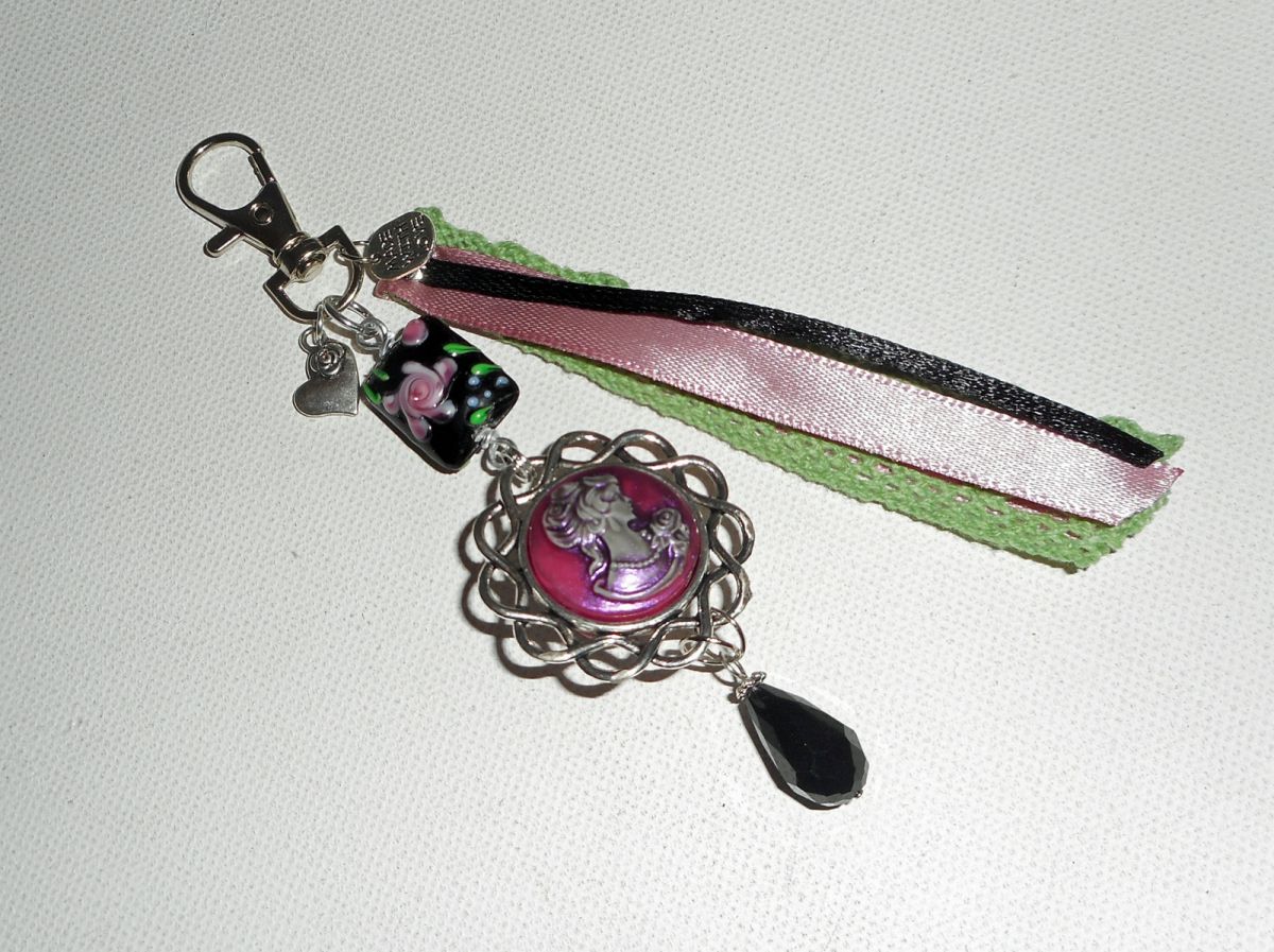 Bijoux de sac/porte clefs perle fleurie en verre et camé avec rubans