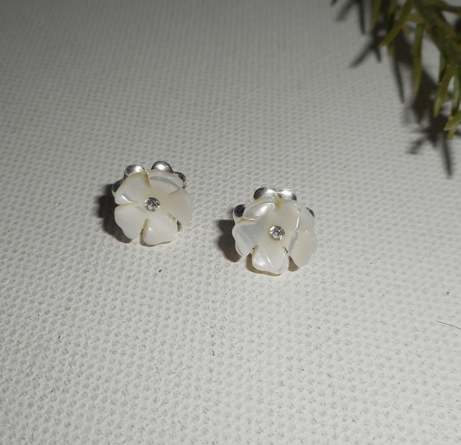 Boucles d'oreilles argent 925 avecpetite fleur de nacre blanche