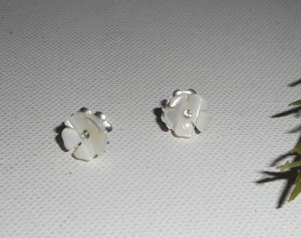 Boucles d'oreilles argent 925 avecpetite fleur de nacre blanche