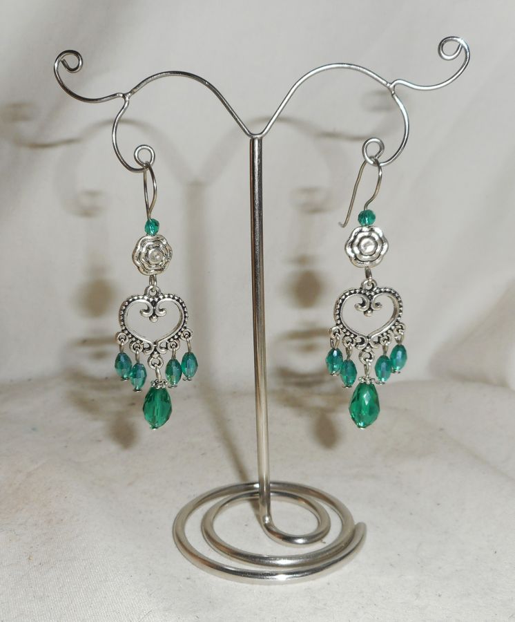 Boucles d'oreilles  avec connecteurs coeurs et perles en cristal vert