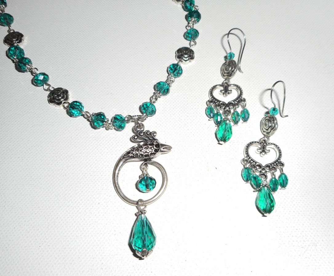 Boucles d'oreilles  avec connecteurs coeurs et perles en cristal vert