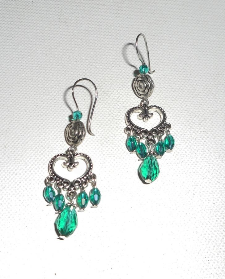 Boucles d'oreilles  avec connecteurs coeurs et perles en cristal vert