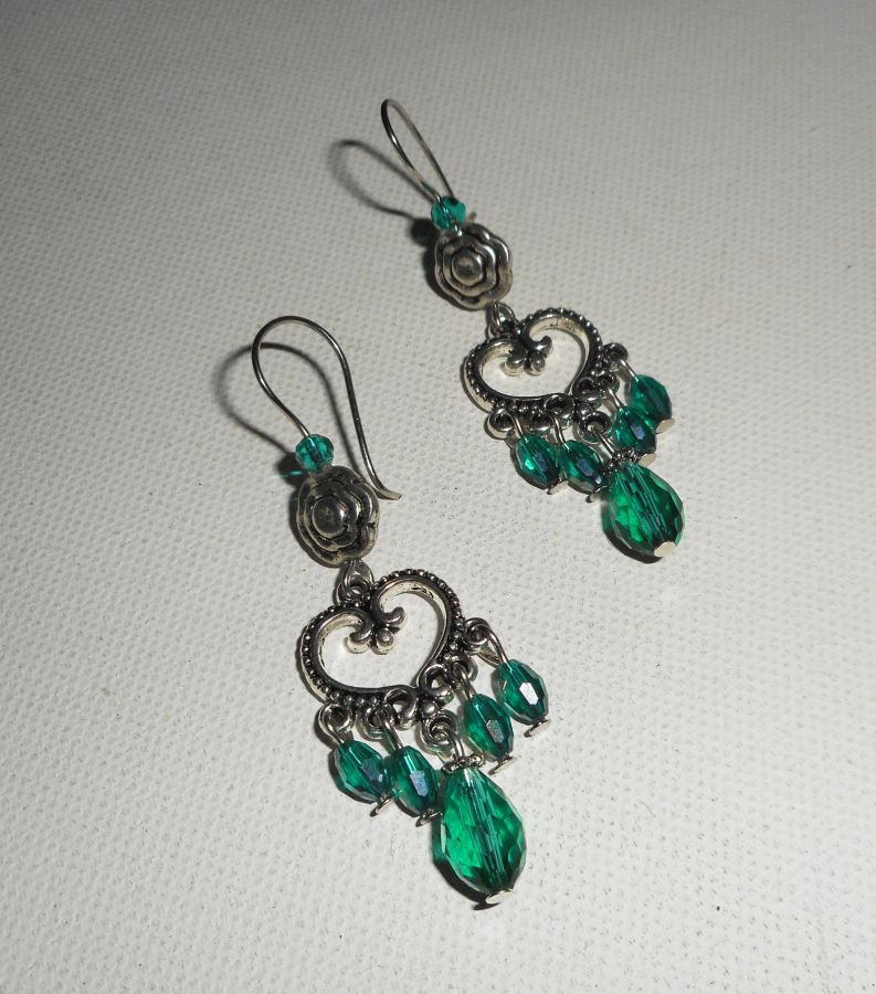 Boucles d'oreilles  avec connecteurs coeurs et perles en cristal vert