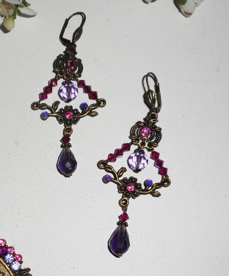 Boucles d'oreilles connecteurs fleuris avec perles en cristal violet et vert