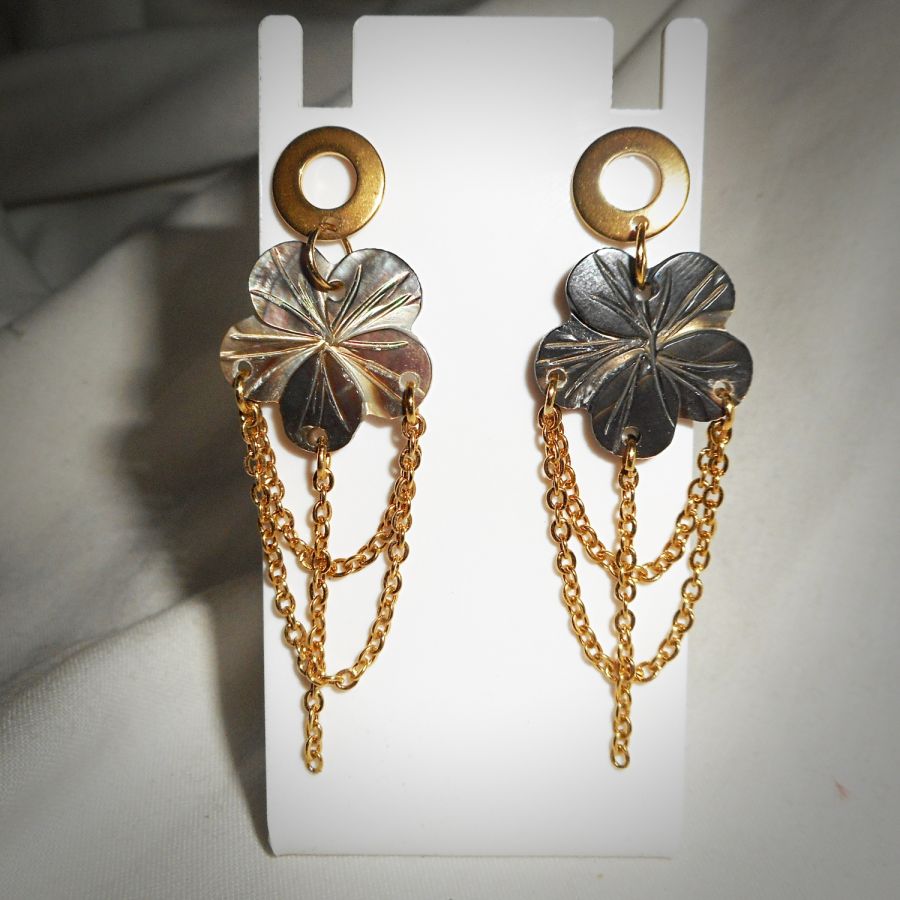 Boucles d'oreilles fleur de nacre avec chainage or