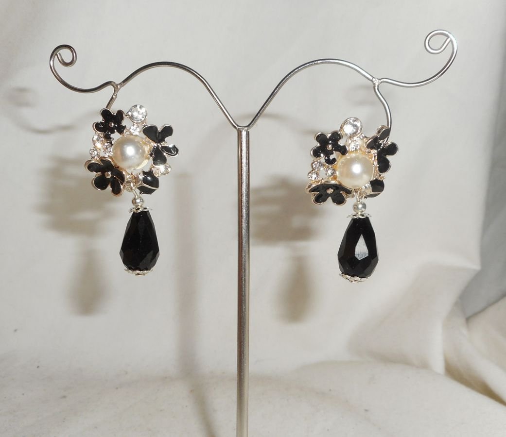 Boucles d'oreilles motif floral en émail noir et blanc avec gouttes en cristal noir