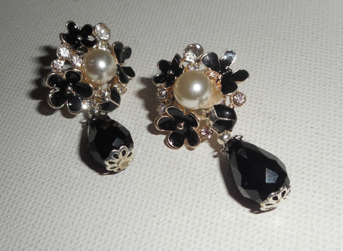 Boucles d'oreilles motif floral en émail noir et blanc avec gouttes en cristal noir