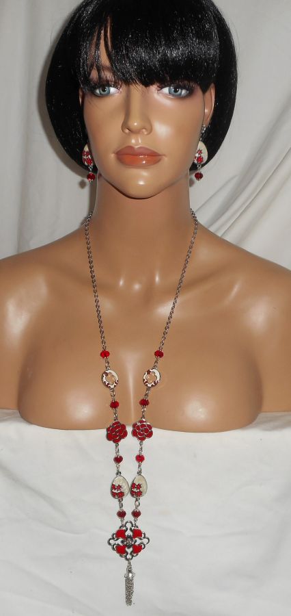 Boucles d'oreilles motif floral en émail avec perles en cristal rouge