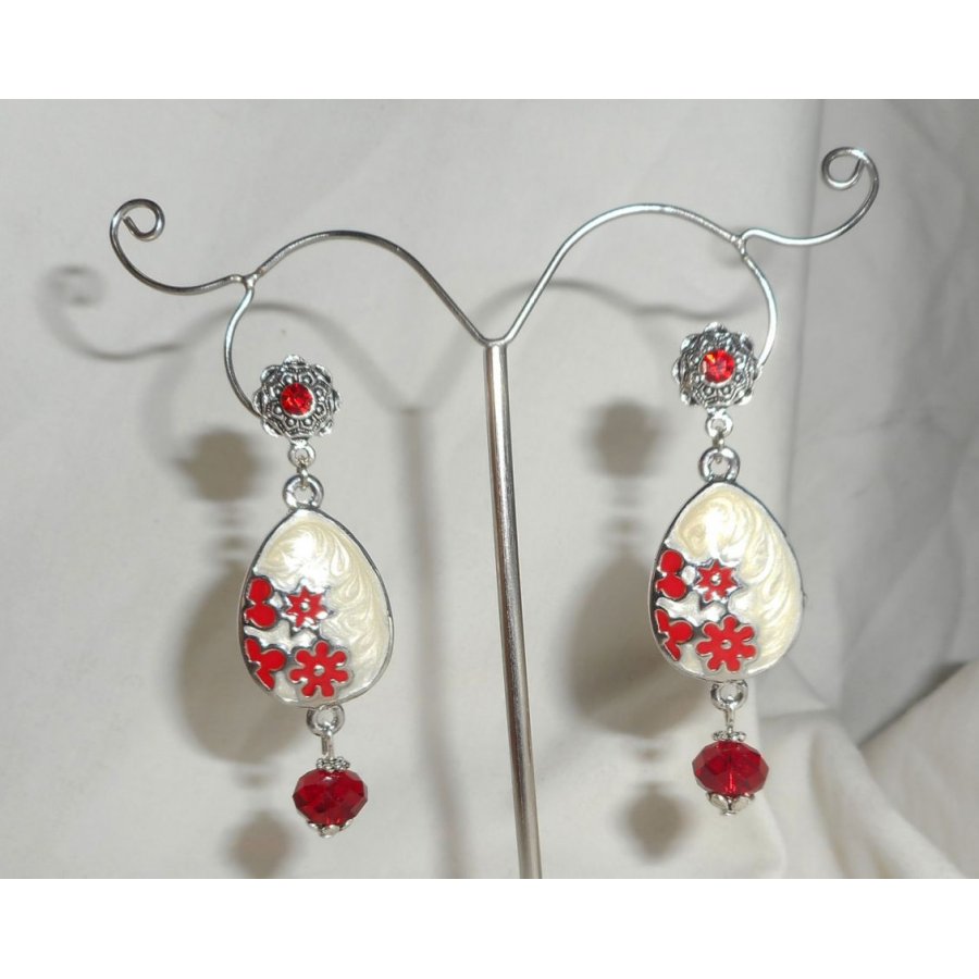 Boucles d'oreilles motif floral en émail avec perles en cristal rouge