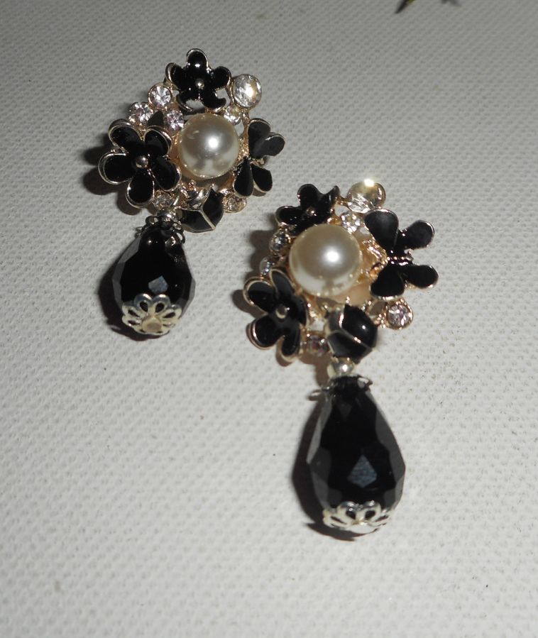 Boucles d'oreilles motif floral en émail noir et blanc avec gouttes en cristal noir