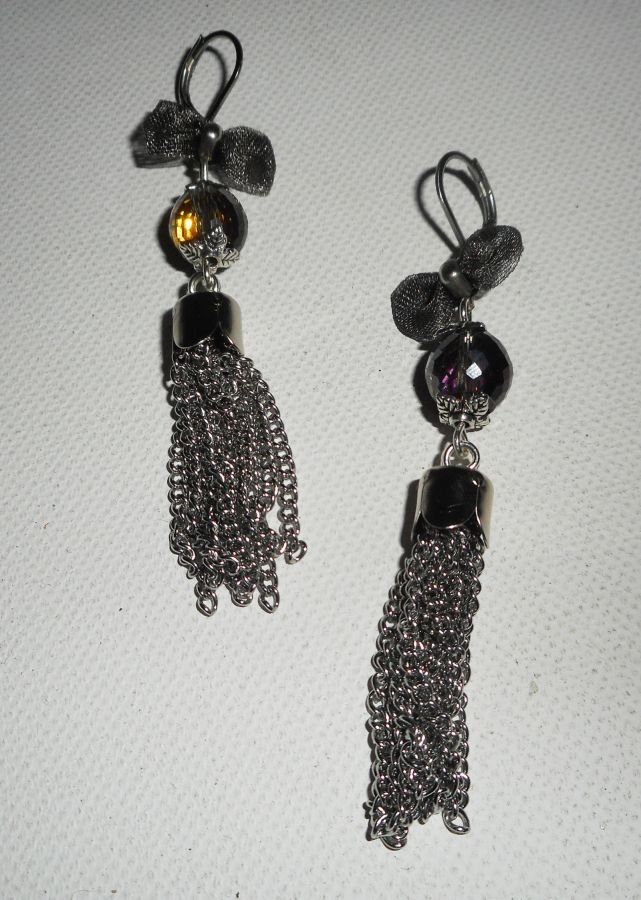 Boucles d'oreilles noeuds et pomppon avec perles en cristal noir