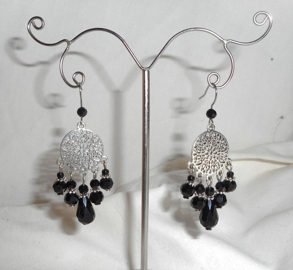 Boucles d'oreilles en perles de cristal noir avec connecteurs florales