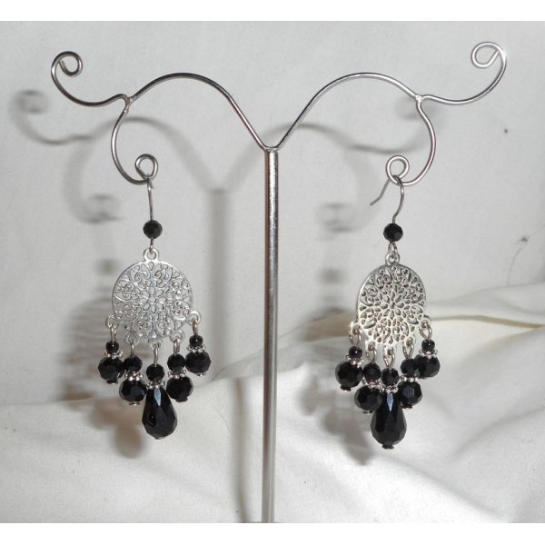 Boucles d'oreilles en perles de cristal noir avec connecteurs florales