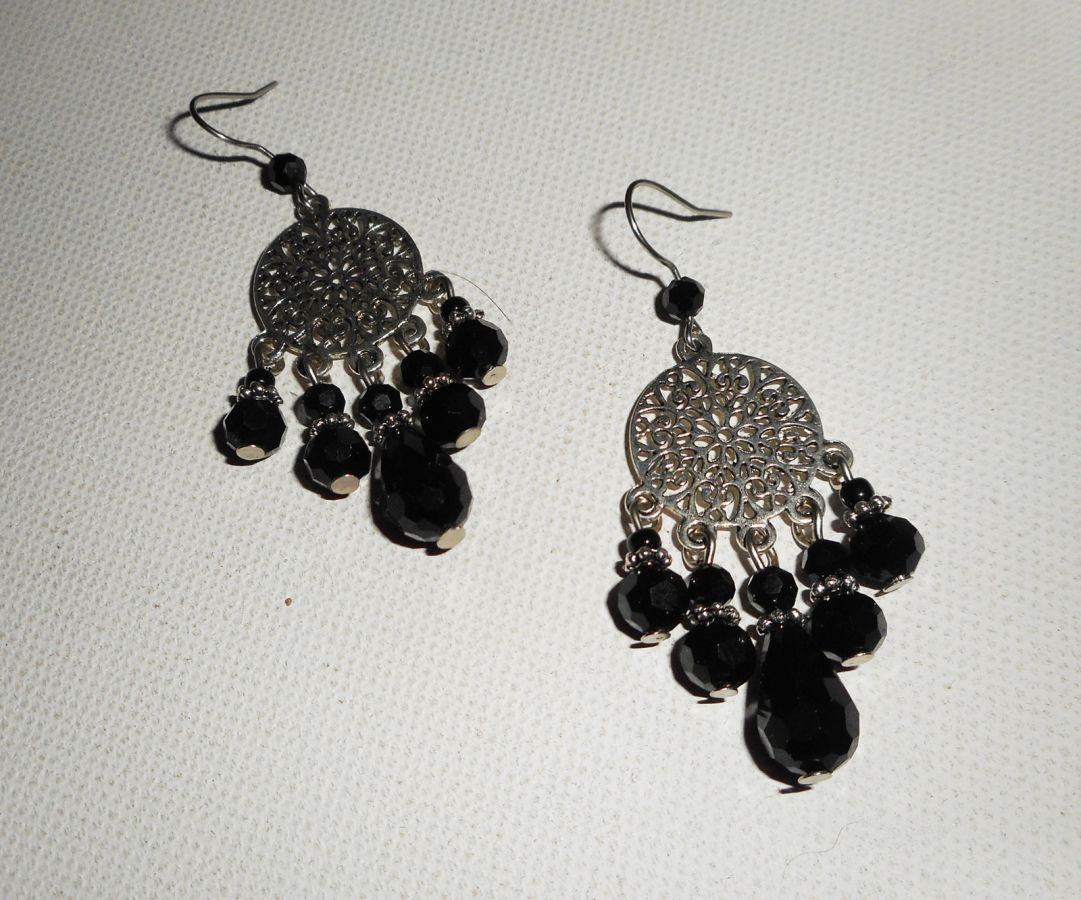 Boucles d'oreilles en perles de cristal noir avec connecteurs florales