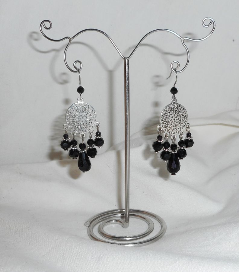 Boucles d'oreilles en perles de cristal noir avec connecteurs florales