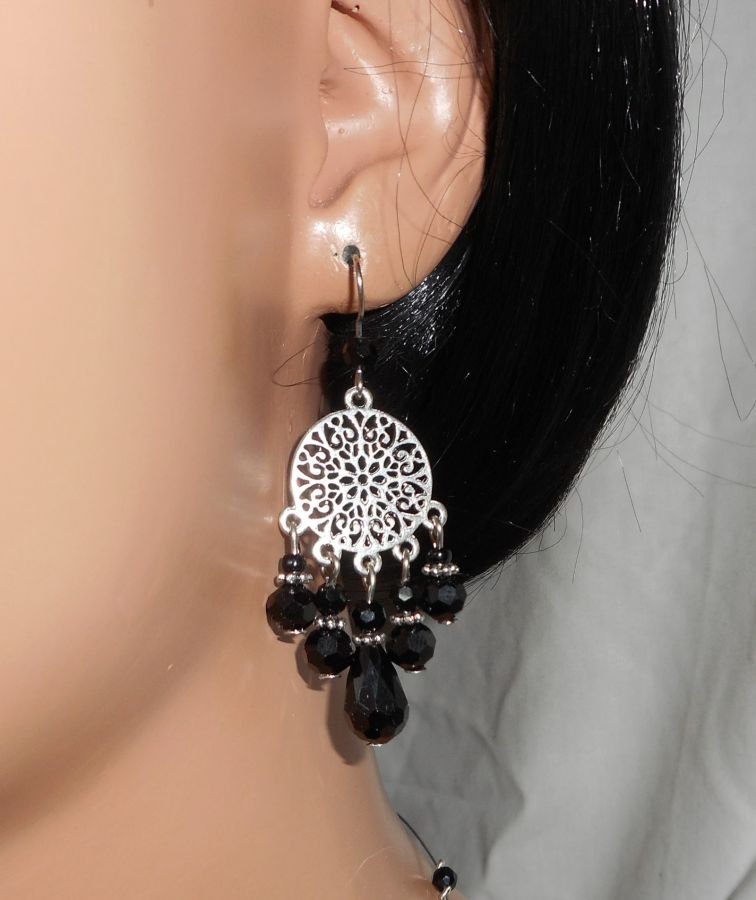 Boucles d'oreilles en perles de cristal noir avec connecteurs florales