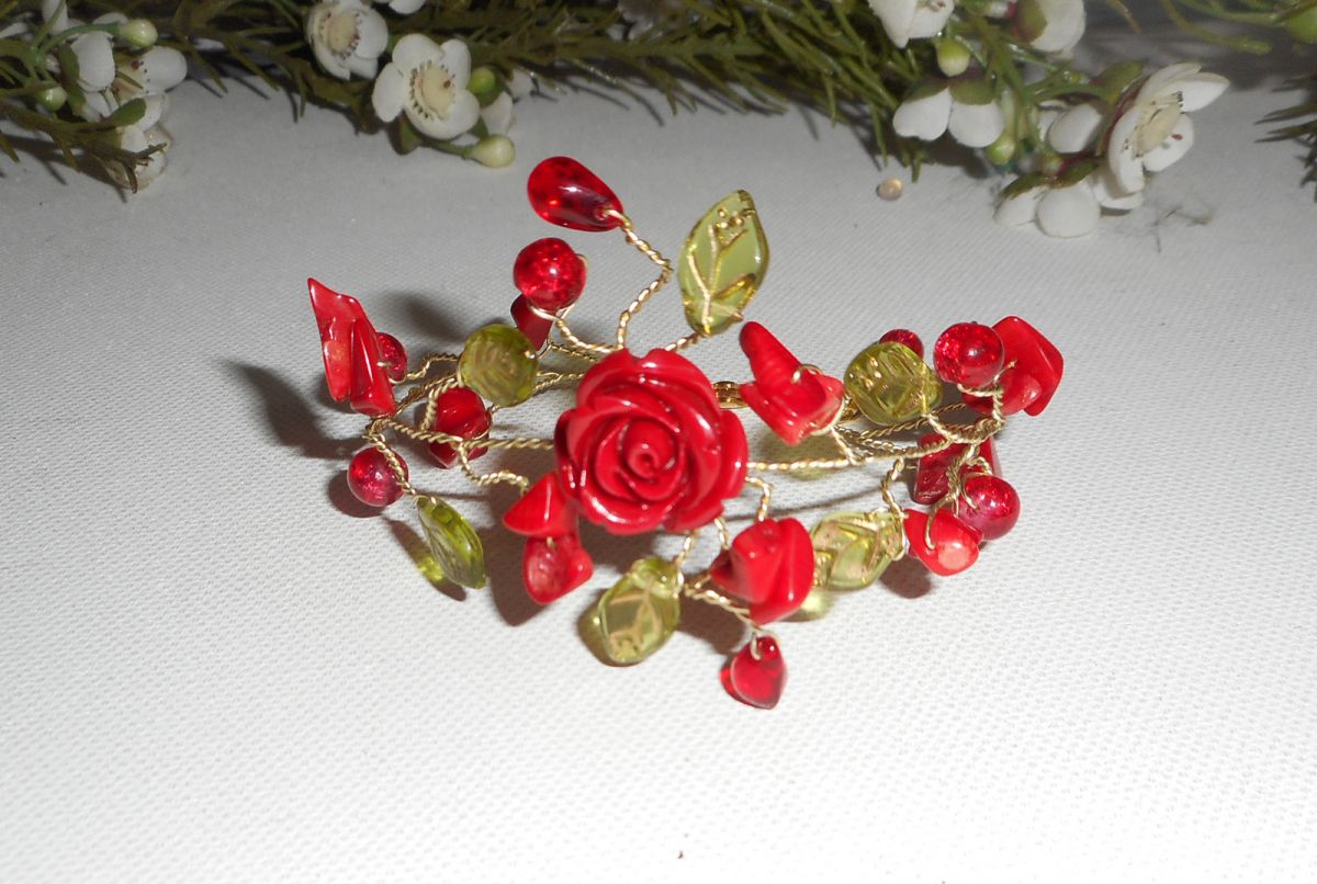 Bracelet aérien avec rose rouge et perles de verre