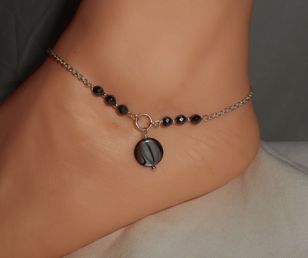 Bracelet/chaine de cheville originale en argent 925 avec nacre grise et pierres en hématites