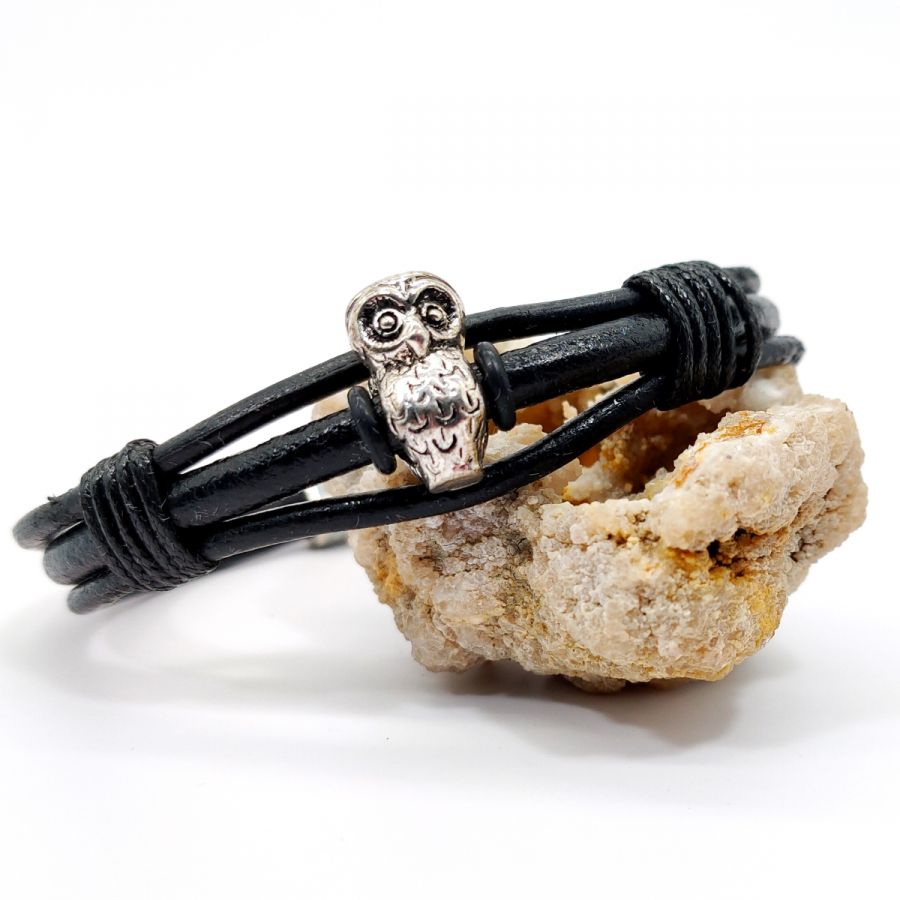 Bracelet chouette sur cordon de cuir noir